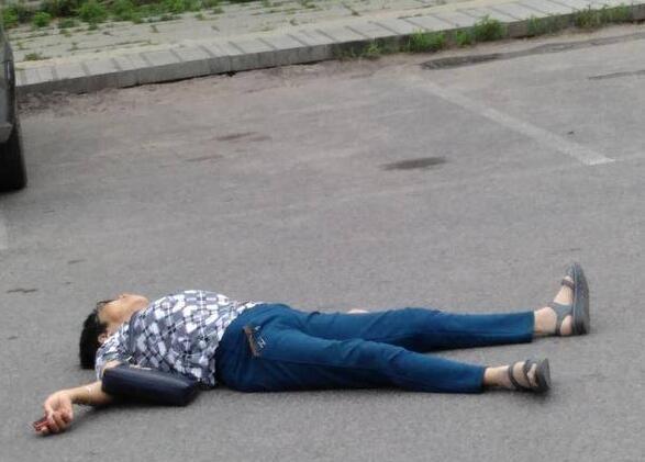 调兵山火车站老妇躺在地上数小时拦截小客车不让营运