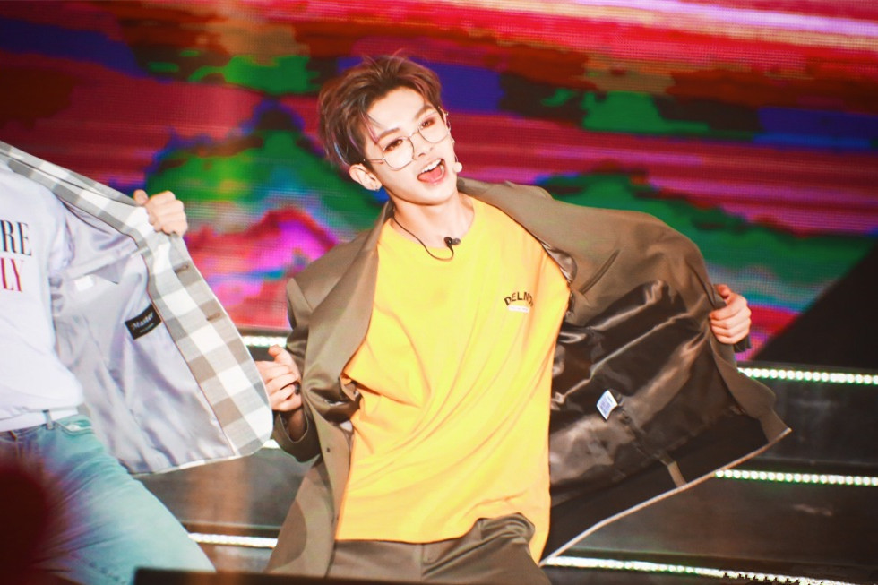 Justin黄明昊真人吃鸡综艺路透照曝光!露肌肉造