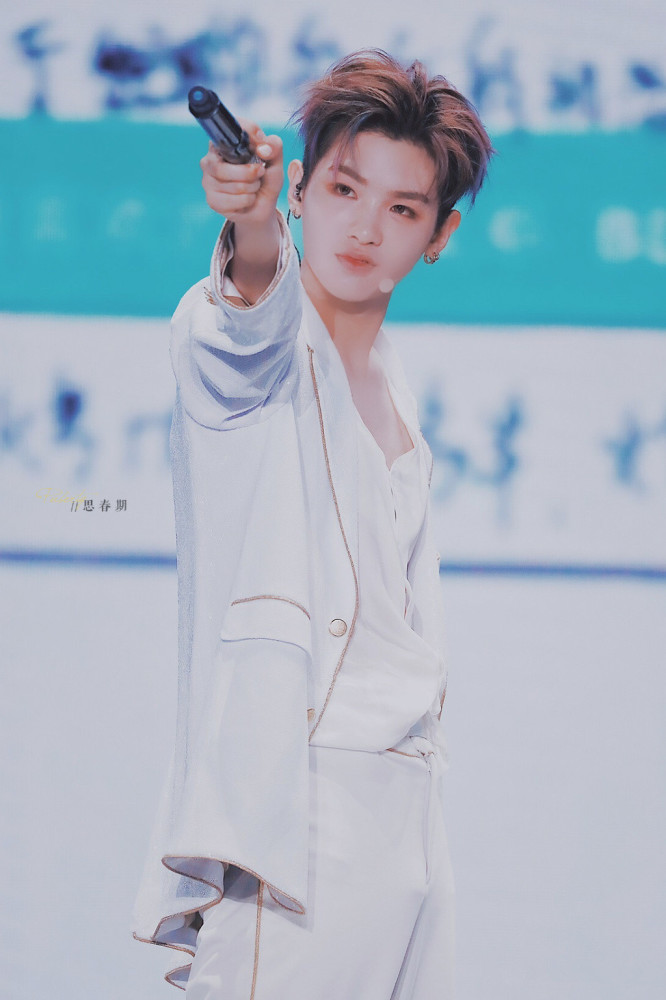 Justin黄明昊真人吃鸡综艺路透照曝光!露肌肉造