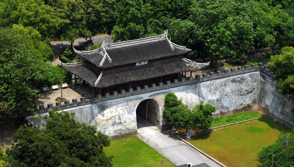 嘉兴子城遗址位于嘉兴市建设街道府前街,被四条干道围成方形,占地面积