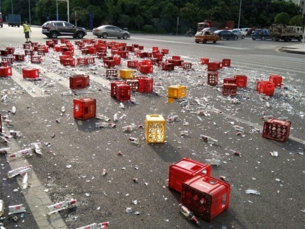 啤酒箱从货车里掉落 玻璃碎片洒落一地