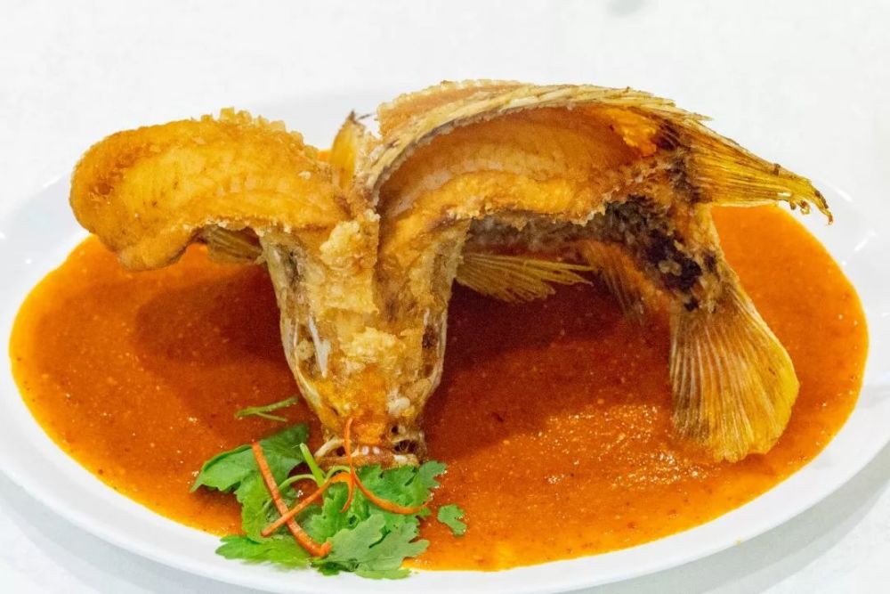 娘惹炸彩虹鱼就是那种"看上去平平无奇",但吃起来 鱼肉紧实香脆的实力