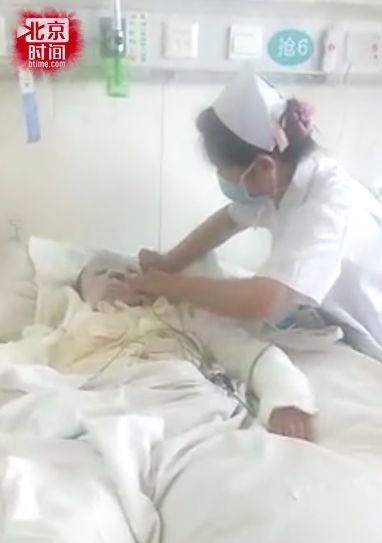 17岁少女惨遭开水泼脸 知情者:其母出轨 情人妻