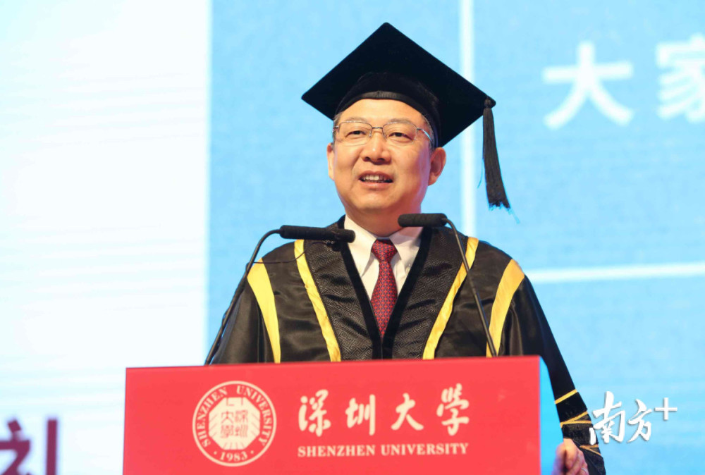 抖音热歌、网络热词 深大校长李清泉的毕业致