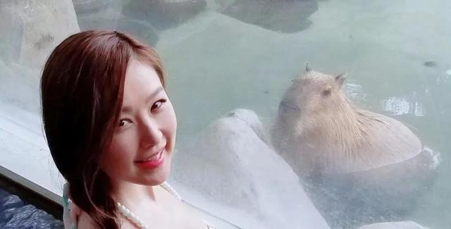 她入tvb出演大量作品,天眼少女让人印象深刻,今旅游照曝光大送福利