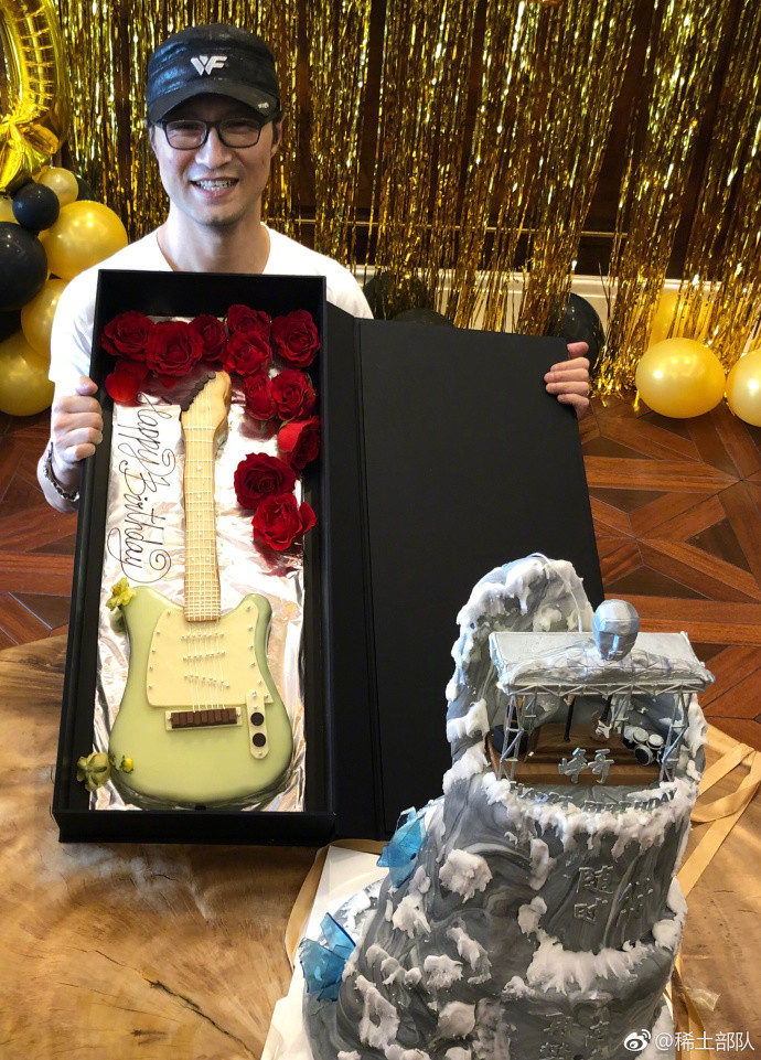 章子怡晒出全家福为汪峰庆生,女儿长相清纯,颜