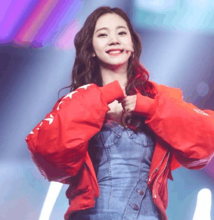 孟美岐吴宣仪改微博名, 童年照被质疑整容,网友