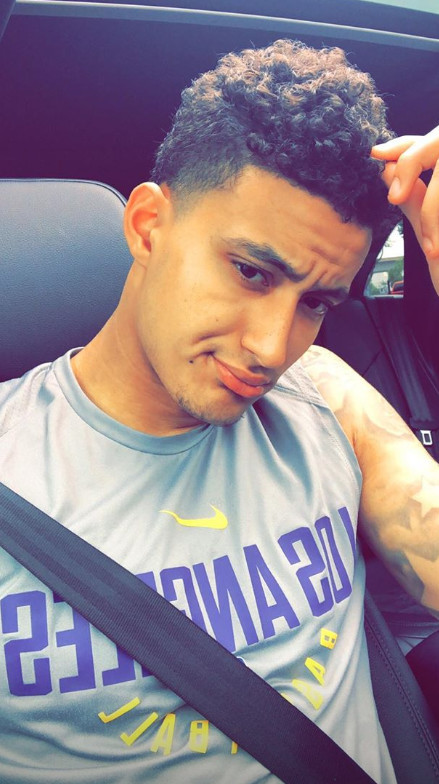 球星休赛期都在做啥?库里逛商店库兹马烫头发