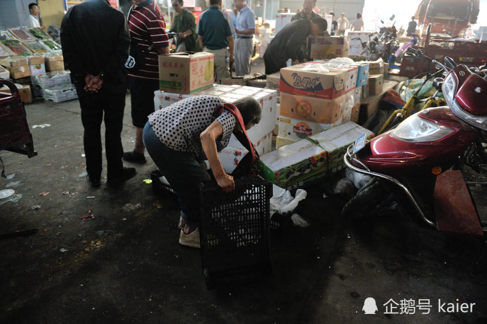 86岁奶奶凌晨起床卖茶叶蛋 坚持帮儿子减轻负担