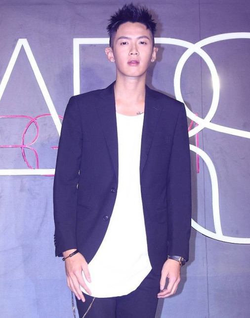 柯震东全面复出?活动现场竖手指再现高颜值,引起网友一片骂声!