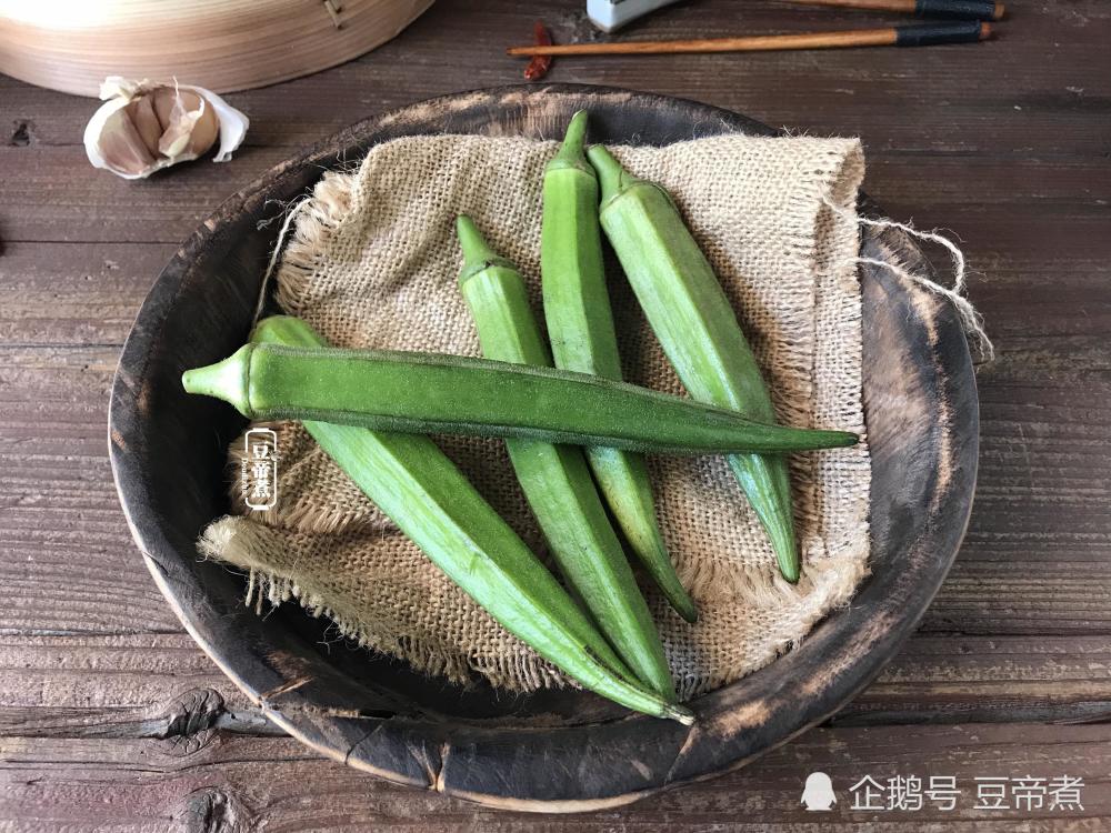 食材:秋葵2个,鸡蛋2个,白胡椒粉少许,盐适量   制作步骤:   1,在市