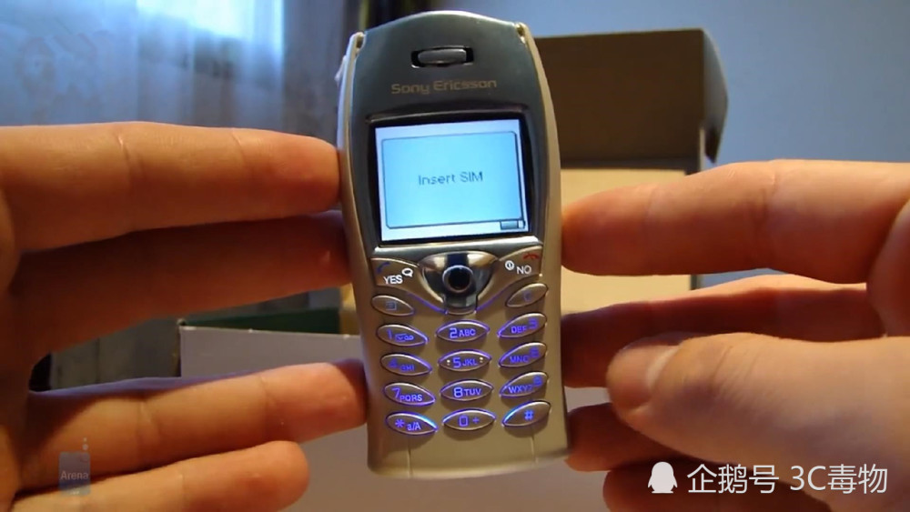 索尼爱立信t68开箱:可玩空当接龙外接摄像头 17年前受热捧