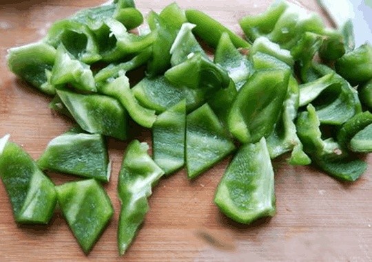 味道鲜美的一道营养又开胃家常菜: 青椒炒鱼片