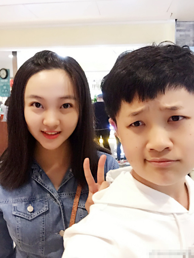 林妙可和大学同学庆祝19岁生日,减肥成功的她