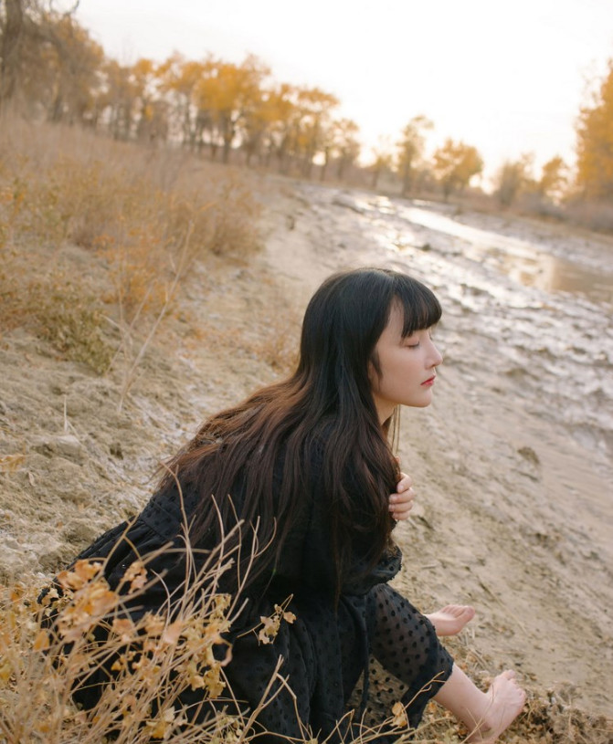 唯美女神之应下凡沙漠拯救干枯心灵写真