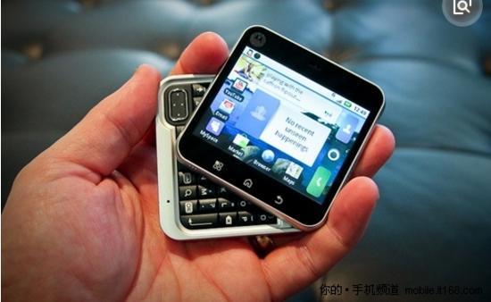 摩托罗拉刀锋v5渲染图来了!薄得像尖刀,直击内心,唯独刘海尴尬