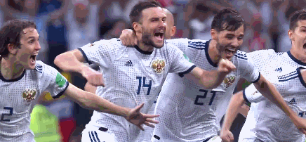 都起立欢呼为俄罗斯球员助威时,这支俄罗斯最后无论是否胜利都已经