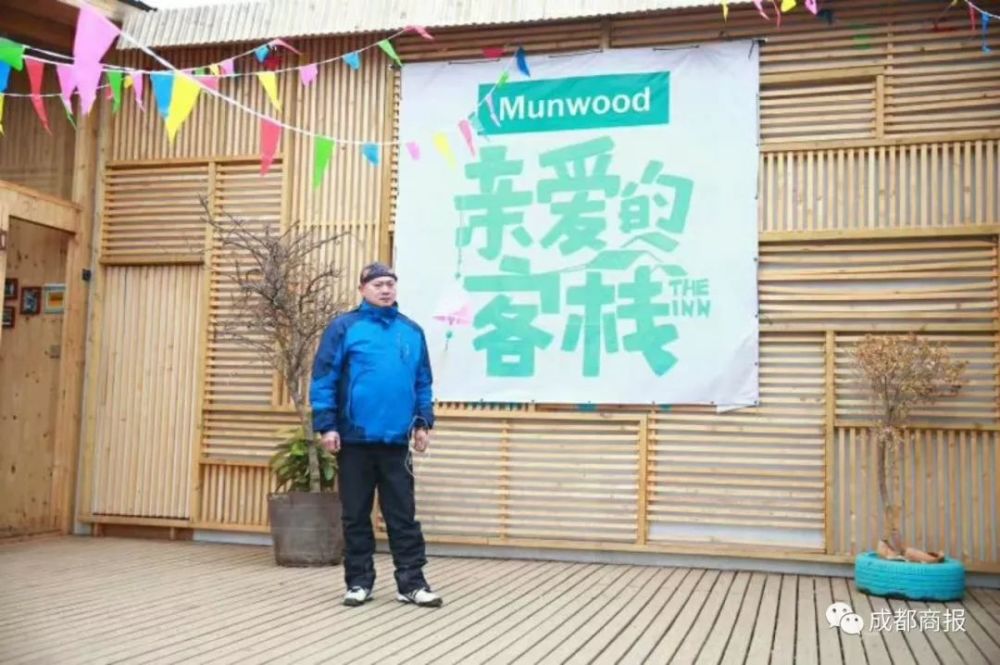 巨石砸中旅游大巴 司机不幸身亡却救了一车人