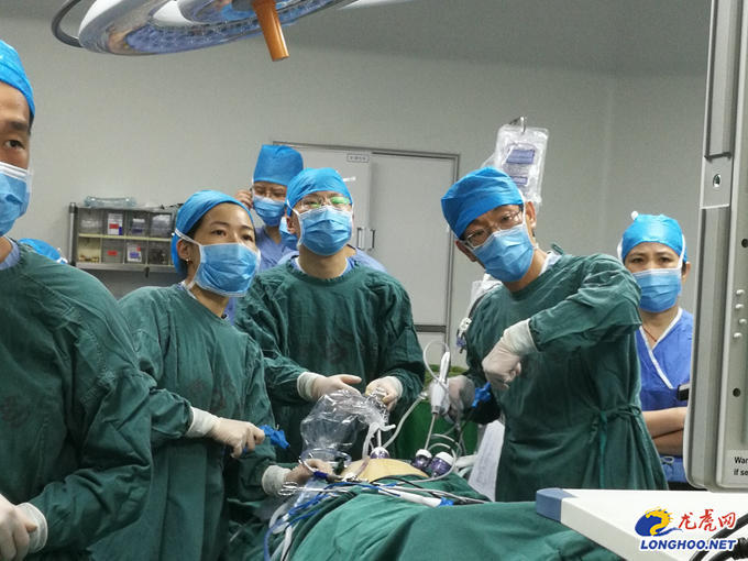 229斤重女子患卵巢囊肿 腹部脂肪20cm厚整根