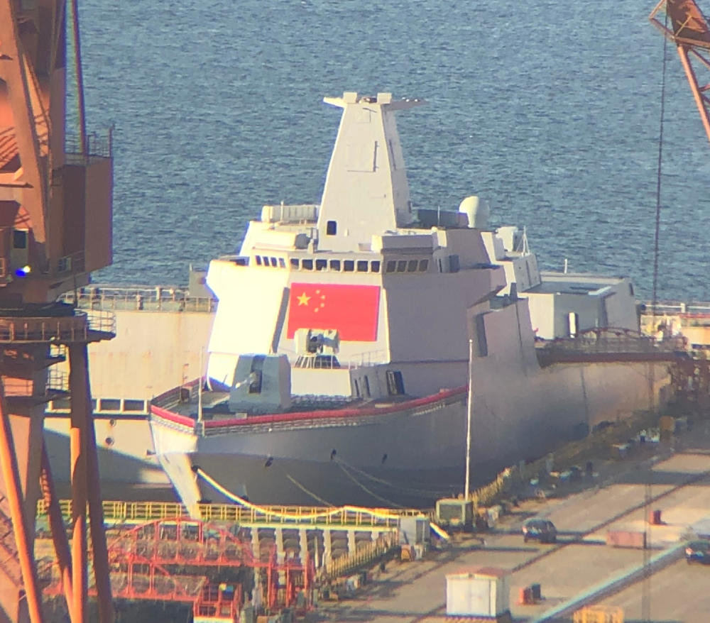 大连两艘055"万吨大驱"挂上巨幅国旗,本月有望同时下水