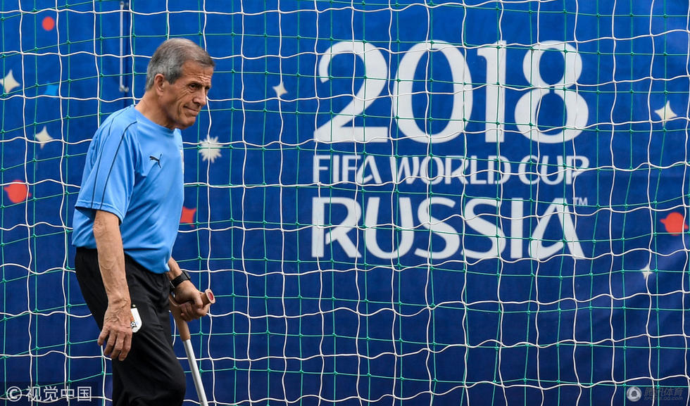 乌拉圭队训练备战 老帅塔瓦雷斯拄拐指挥