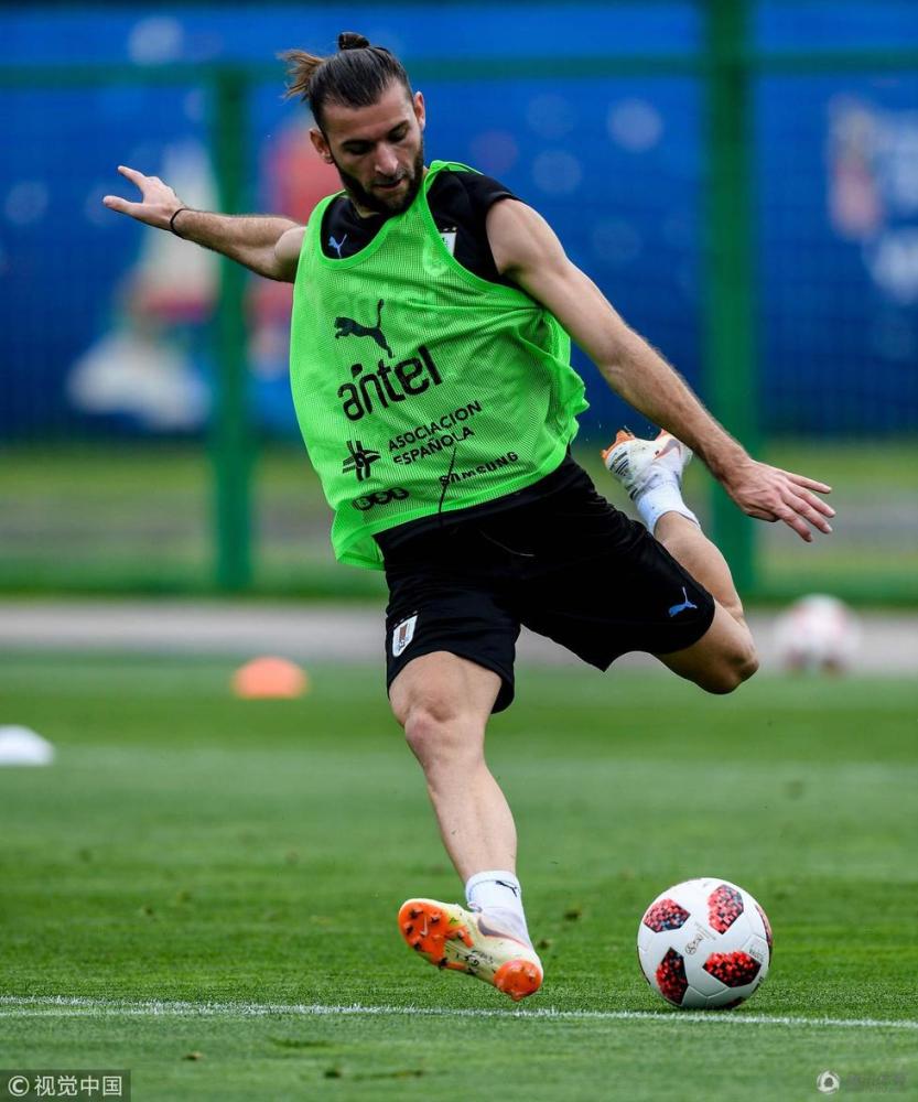 乌拉圭队训练备战 老帅塔瓦雷斯拄拐指挥