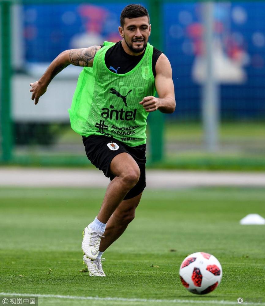 乌拉圭队训练备战 老帅塔瓦雷斯拄拐指挥