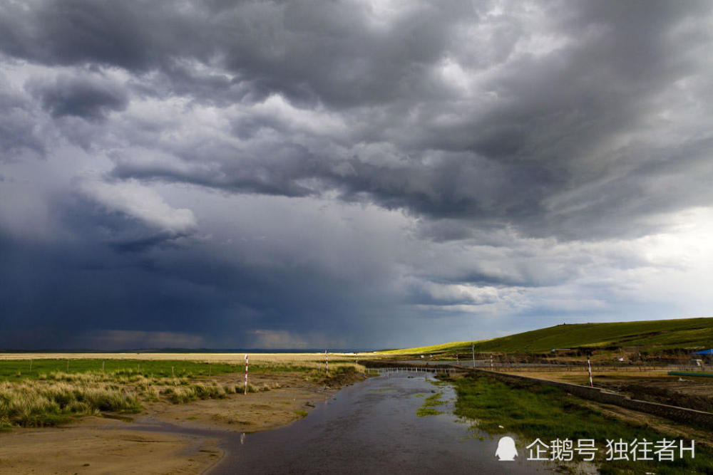 烏雲翻滾著,奔騰著,從四面八方漫過來,越來越密,像千軍萬馬奔馳而來.