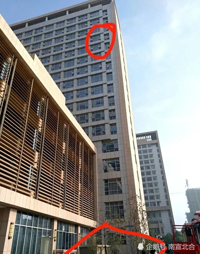 合肥女子扒14楼窗台消防"调虎离山"将其拉回