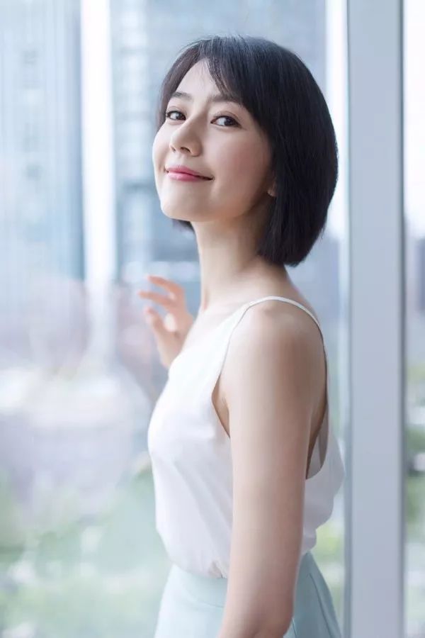 短发的她好像又回到了18岁的夏天,第一次出演电影就是一头短发亮相的