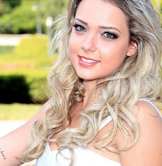 内马尔儿子妈妈晒合照,金发碧眼,长相精致,和布