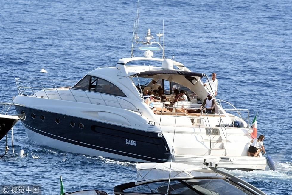 詹姆斯乘游艇度假调皮摆拍再现经典动作