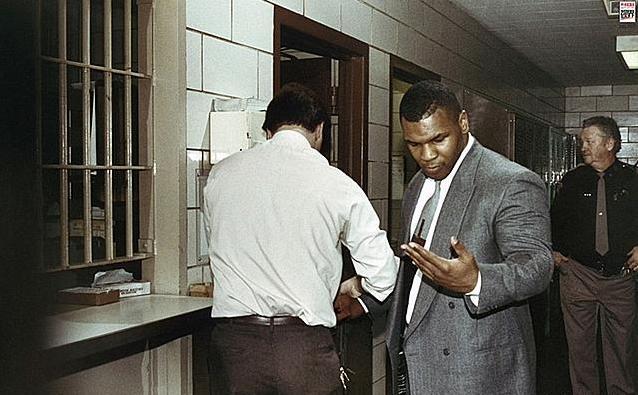 泰森曾在狱中被黑市拳王金哈格痛揍,欺凌?泰森回答了这个问题!