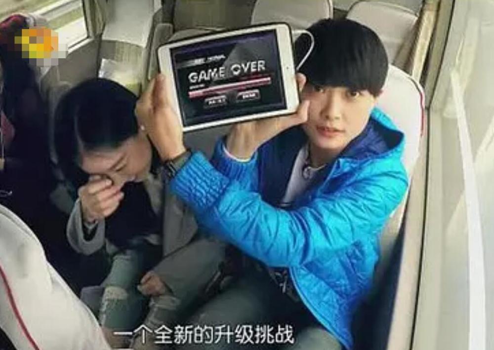 塑料姐妹?网曝倪妮看秀蹭李宇春座位,网友:艳