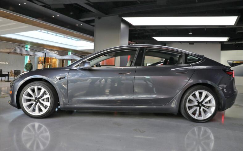 特斯拉Model 3部署召唤功能 自动开出车库迎候