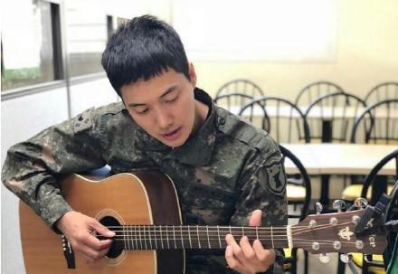 小五退役后首次录制《天天向上》,身材堪比彭于晏,脸却比钱枫胖