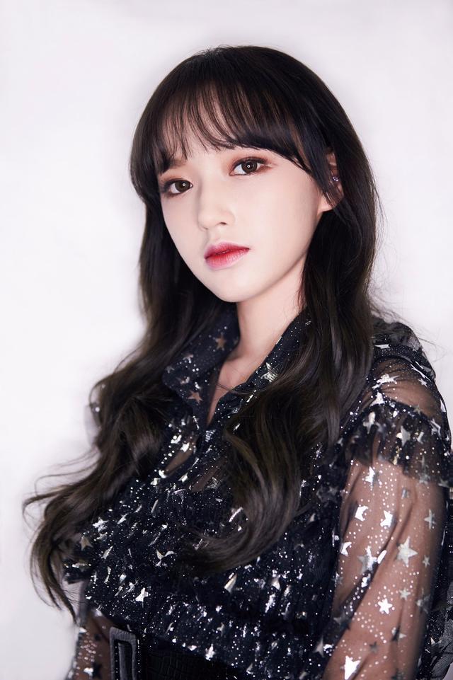 程潇发际线惊人,原来没有刘海的她长这样