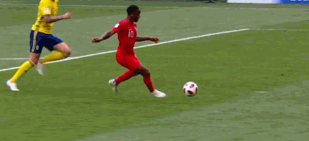 第54分钟,英格兰任意球传到后点,马奎尔头球摆渡,斯特林倒钩攻门被挡