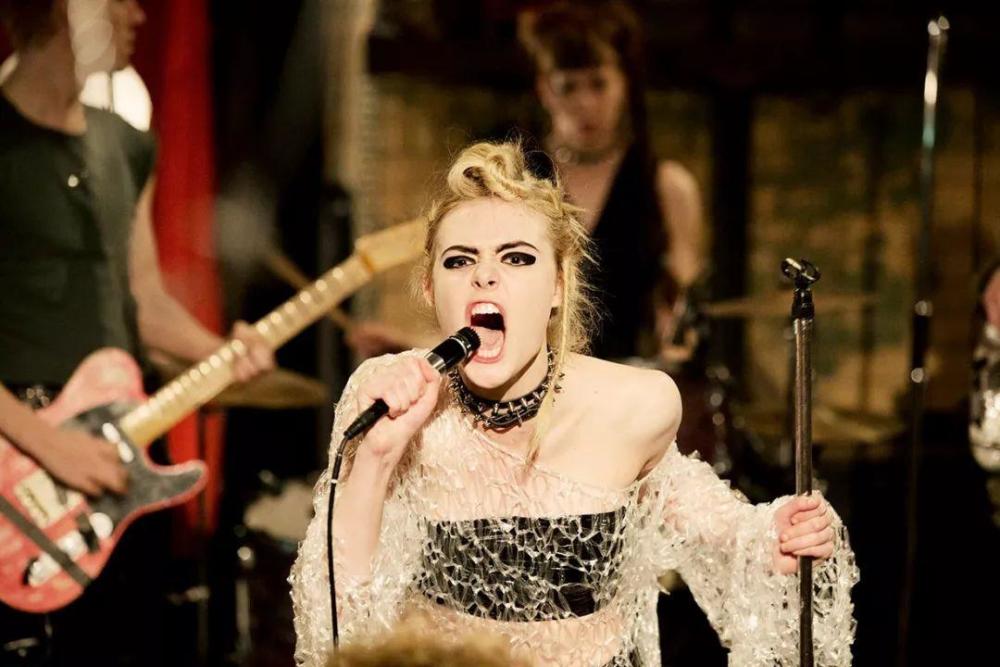 恋爱进展顺利,恩决定带赞体验真正的朋克派对,去拜访当地的朋克女王