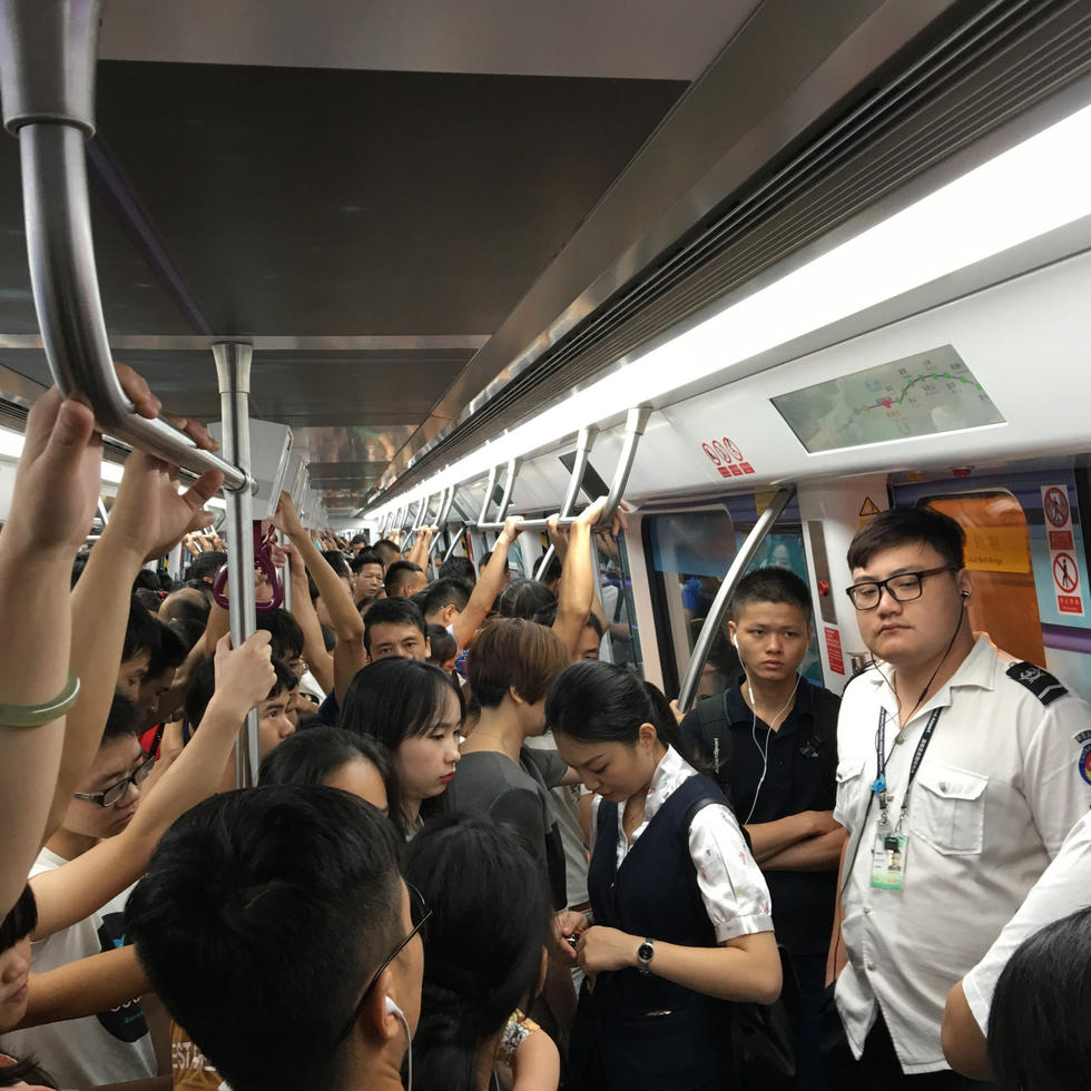 经过深圳地铁11号线,该条线路刚开通一月不到,自开通运营后,商务舱