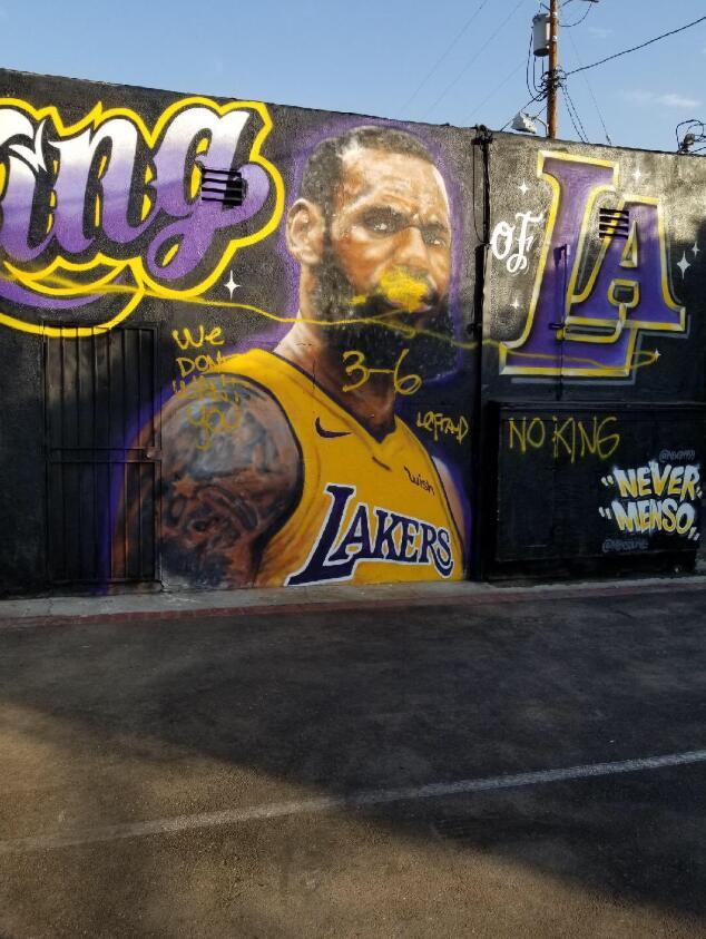 洛杉磯球迷不買賬？致敬詹皇壁畫遭惡意毀壞  球迷：你不是這里的王！-黑特籃球-NBA新聞影音圖片分享社區