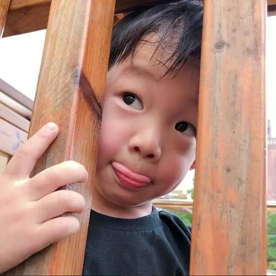 江宏杰晒女儿萌照,孙怡晒女儿翻菜单照,一堆萌