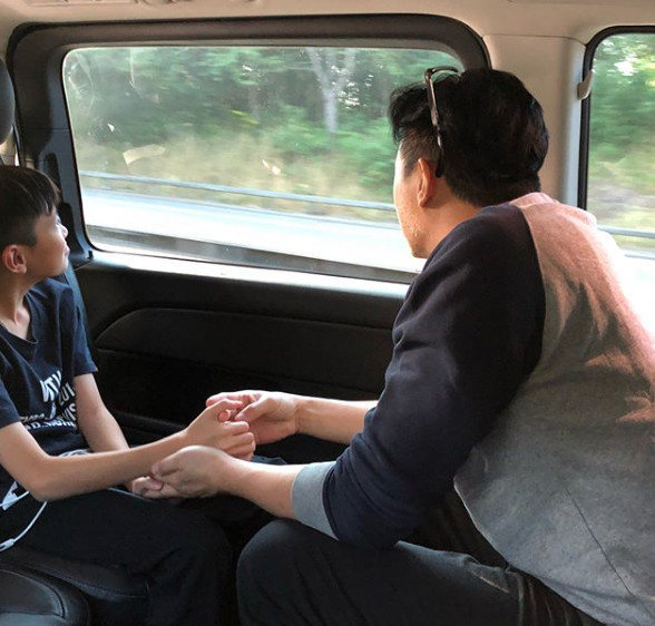 袁咏仪和邱淑贞一家现身伦敦爱马仕店,看来又