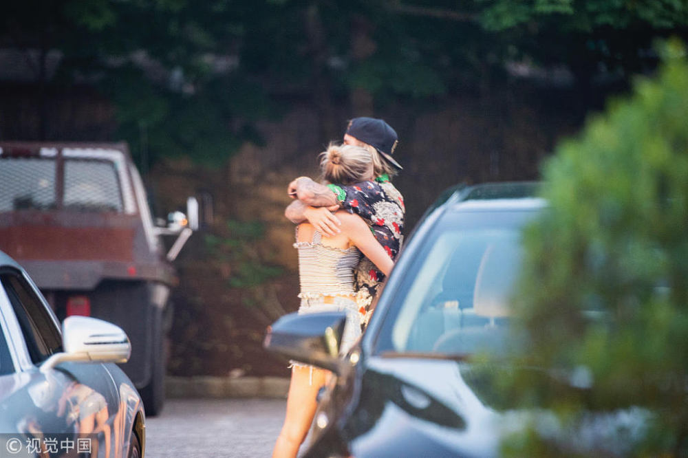 比伯与海莉鲍德温复合后火速订婚 赛琳娜出海