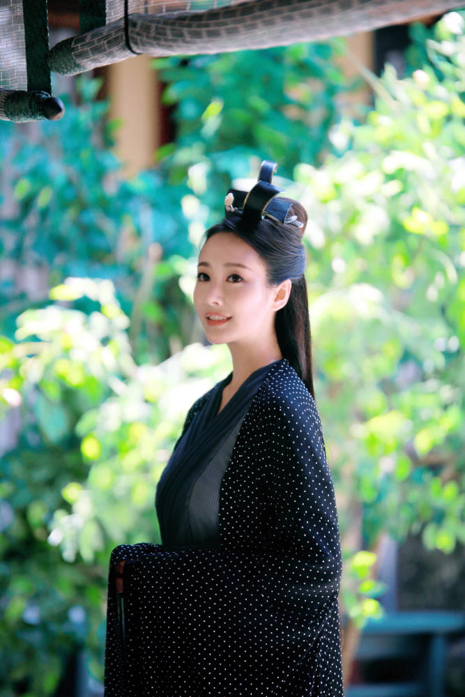 但其实是一个"有故事的女同学",在已曝光的剧照中司理理一袭黑衣点缀