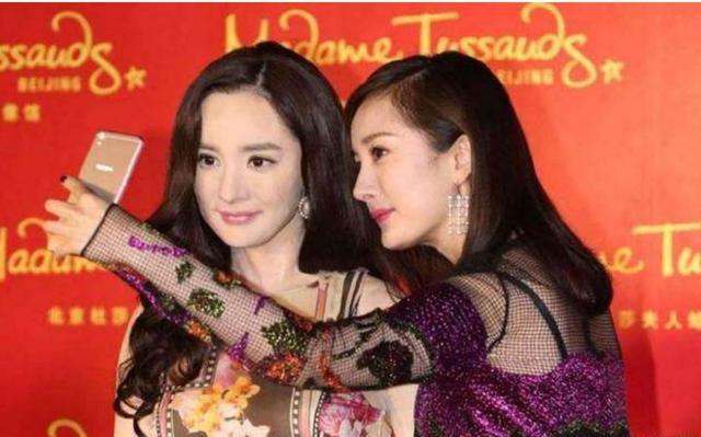 明星看自己蜡像反应:陈伟霆耍流氓,赵丽颖卖萌