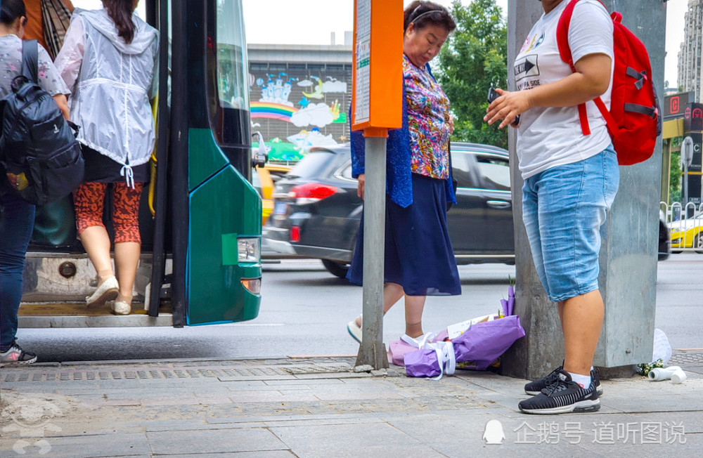 沈阳126公交惨剧7天祭:乘客等车躲站后,每天有人来献花