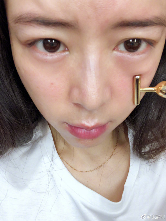张静初拍哭戏眼睛肿成灯泡眼,蒙面冰敷四十分