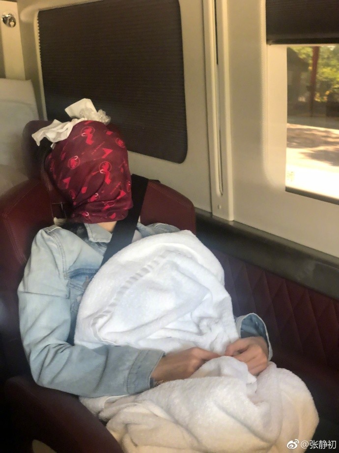 张静初拍哭戏眼睛肿成灯泡眼,蒙面冰敷四十分