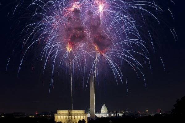 美国国庆日放礼花弹,结果上天就遭雷劈,雷雨中